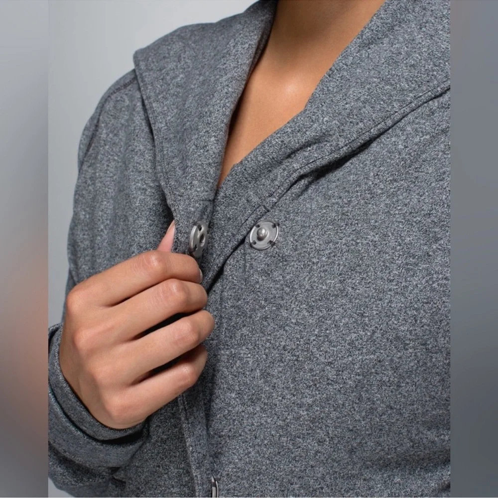 Lululemon Find Your Centre Wrap Hooded Jacket in heathered Gray women's size 6